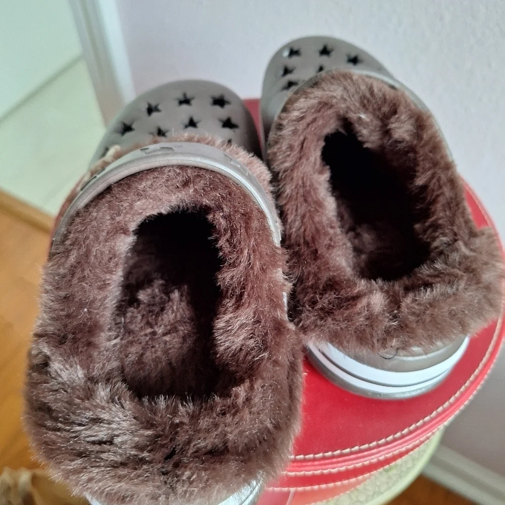 Brown Star Cutout Clogs with Fur Lining